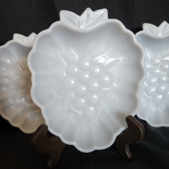 Hazel Atlas Milk Glass Grape Dish set of 4 - Picture 2 of 9